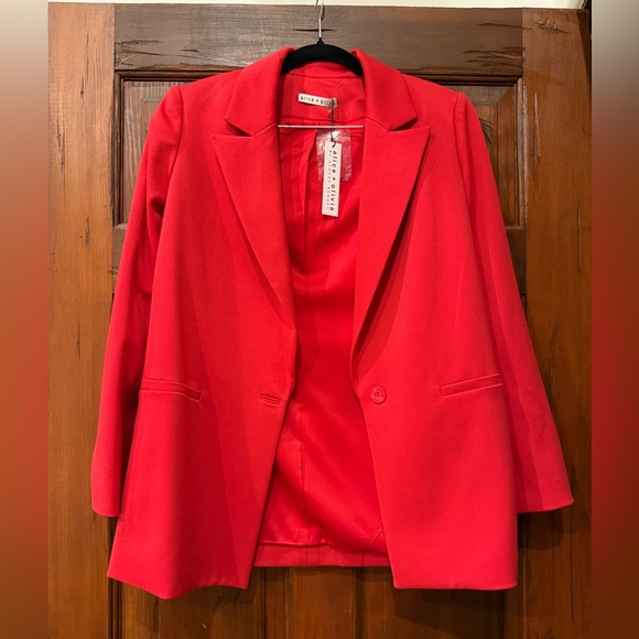 ❤️ Alice + Olivia Denny Notch Collar Boyfriend Blazer - Perfect Ruby. Size 2.NWT - Picture 2 of 2